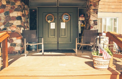 Ironwood Apartamento | Private Guestroom inside the Lodge at North Ironwood Acres with three beds and one bathroom. Dog Friendly!