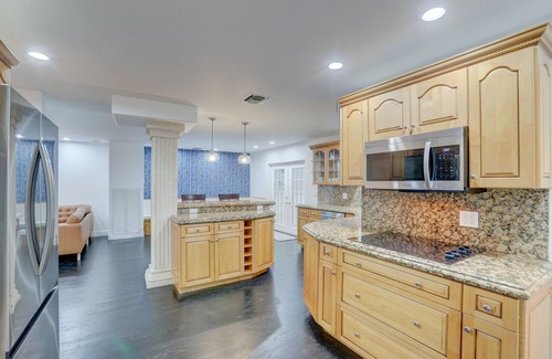 Central Oakland Park Casa | Private Heated Pool ~ Balcony ~ Near Beach
