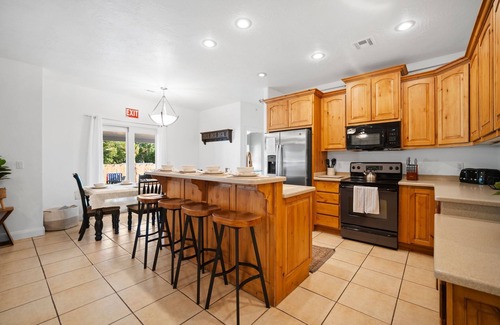 La Verkin Casa | Private heated pool/hot tub, pickleball mini golf. 9 bdrms. EV charger Sleeps 35