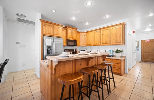 La Verkin Casa | Private heated pool/hot tub, pickleball mini golf. 9 bdrms. EV charger Sleeps 35