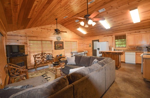 Golden Cabina | Private Hideaway, Hot tub, close to Beavers Bend State Park, Broken Bow Lake.