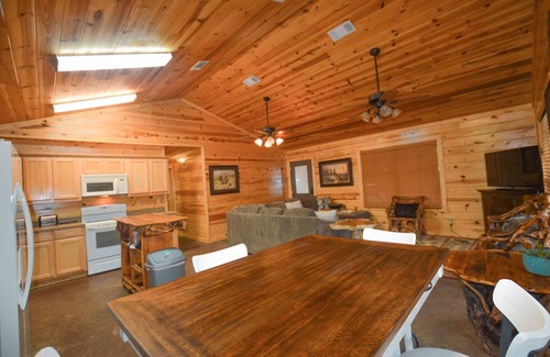 Golden Cabina | Private Hideaway, Hot tub, close to Beavers Bend State Park, Broken Bow Lake.