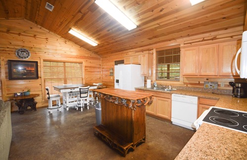 Golden Cabina | Private Hideaway, Hot tub, close to Beavers Bend State Park, Broken Bow Lake.