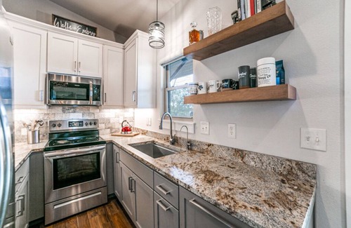 Comfort Casa | PRIVATE HILL COUNTRY HOME WITH HOT TUB AND EXPANSIVE VIEWS.