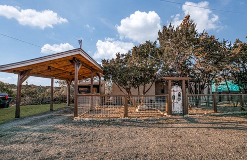 Comfort Casa | PRIVATE HILL COUNTRY HOME WITH HOT TUB AND EXPANSIVE VIEWS.