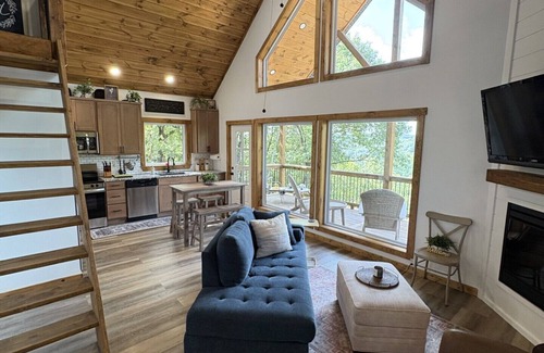 Harrison Cabina | New Scenic Cabin Getaway - Spotless, Peaceful & Perfectly Located for Adventure