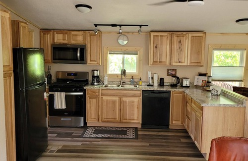 Adams Casa | Private Home,1+acre,nearWIDells,on small lake,private pier,FREE FIREWOOD,firepit