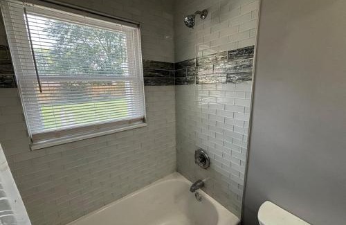 Royal Manor Casa | Private Home - Entire House - Ranch - Hot Tub - Pets Welcome - 2 King Beds - Kids Welcome - Fenced Yard - Free Wifi - Quiet Neighborhood