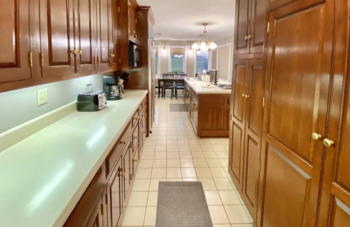 Halltown Casa | Private Home, Hot Tub, Wifi, Rural Setting, Gas Stove, 70" SmartTV