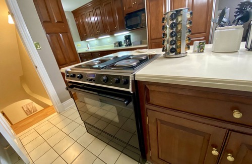 Halltown Casa | Private Home, Hot Tub, Wifi, Rural Setting, Gas Stove, 70" SmartTV