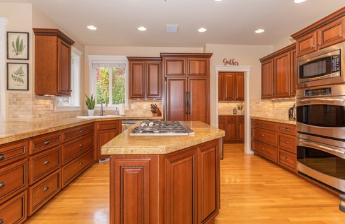 Leota Casa | Private Home in Wine Country, Quiet, Close to Amenities, on the Lake!