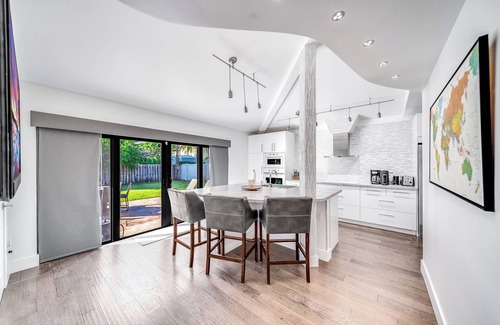 Coral Ridge Casa | Private Home! Large Backyard+Close 2 Beach+ Shops!