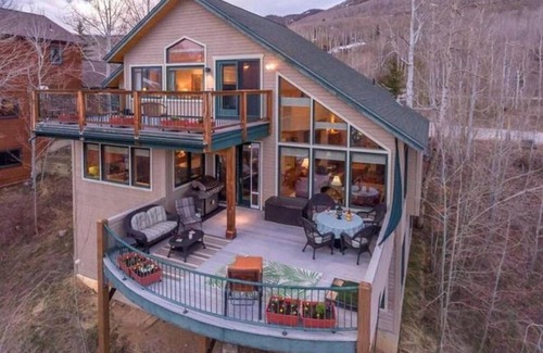 Hamilton Creek Casa | Private Home Perfect for Families - Amazing Mountain Views and Hot Tub! Close to Shops and Dining