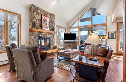 Hamilton Creek Casa | Private Home Perfect for Families - Amazing Mountain Views and Hot Tub! Close to Shops and Dining