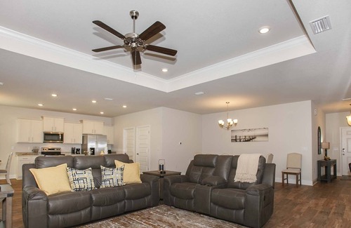 Foley Casa | Private Home, Quiet Neighborhood, Ten minutes to Beach