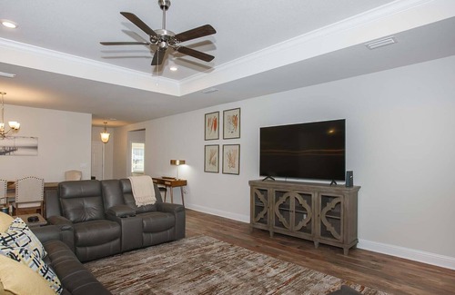 Foley Casa | Private Home, Quiet Neighborhood, Ten minutes to Beach