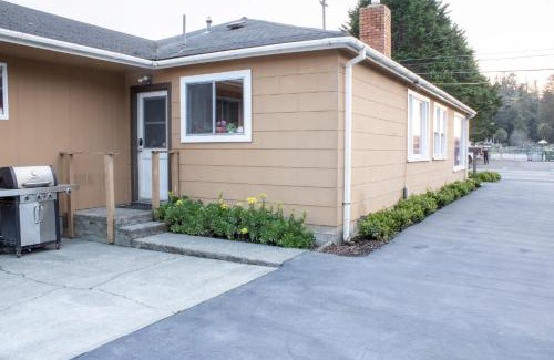 Eureka Casa | Private Home - #RedwoodSkyWalkRetreat - 5BD, Pro Pool Table, BBQ, Foosball, Darts, Fireplace, Movie Projector, Stereo, Cotton Bedding