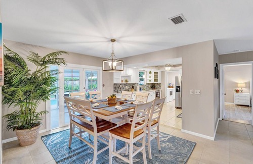 Florida North Atlantic Coast Casa | Private Home with Beautiful Backyard & Pool Close to Beach in Palm Beach Gardens