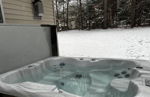West Glens Falls Casa | Private home with Hot tub minutes to Ski Resort