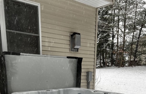 West Glens Falls Casa | Private home with Hot tub minutes to Ski Resort