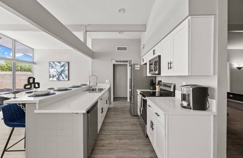 Charleston Preservation Casa | Private home with Pool! Sleeps 16 people