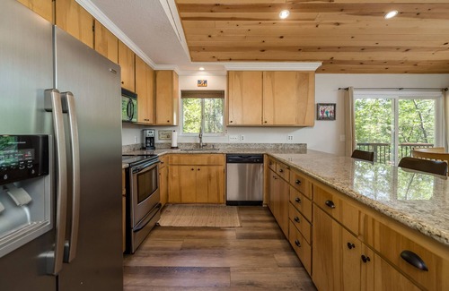 Arnold Cabina | PRIVATE HOT TUB + ACCESS TO BLS RECREATION CENTER