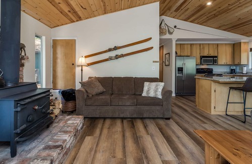 Arnold Cabina | PRIVATE HOT TUB + ACCESS TO BLS RECREATION CENTER
