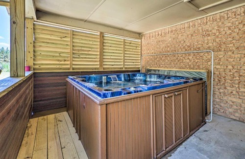 Broken Bow Casa | Private Hot Tub and Yard Secluded Broken Bow Home!