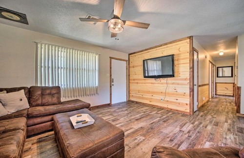 Broken Bow Casa | Private Hot Tub and Yard Secluded Broken Bow Home!
