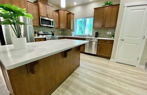 Burley Casa | Private Hot Tub | Brand New! Walk to beach