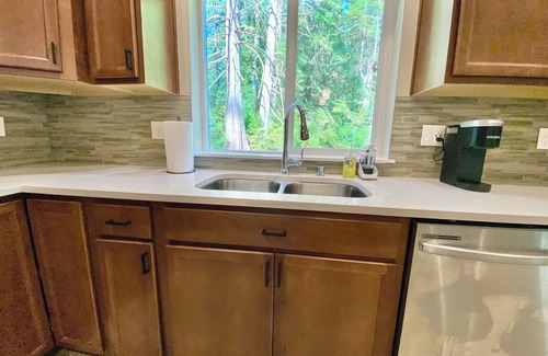 Burley Casa | Private Hot Tub | Brand New! Walk to beach