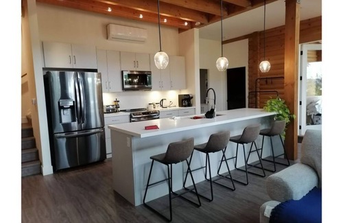 Central Okanagan Cabina | Private hot tub cabin near Big White sleeps 12
