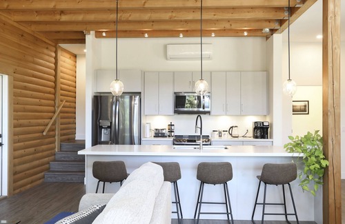 Central Okanagan Cabina | Private hot tub cabin near Big White sleeps 12