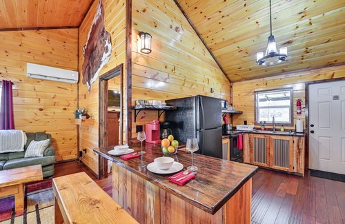 Campton Cabina | Private Hot Tub: Dog-Friendly Red River Gorge Home