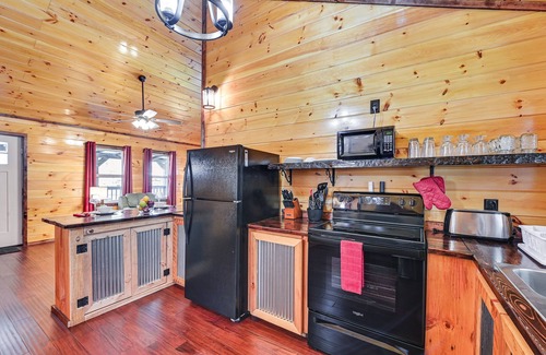 Campton Cabina | Private Hot Tub: Dog-Friendly Red River Gorge Home
