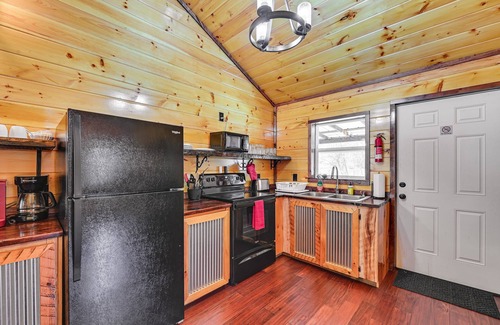 Campton Cabina | Private Hot Tub: Dog-Friendly Red River Gorge Home