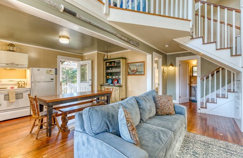 Heceta Beach Casa | Disfrutar de una bañera de hidromasaje privada y fácil acceso a la playa! Los perros son bienvenidos!