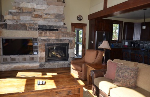 Woodmoor Casa | Jacuzzi privado, excelentes vistas, pinos, Wi-Fi, Conexión Shuttle, 3 Bed / 3 Bath