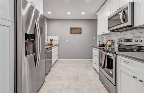 Allendale Area Casa | Private Hot Tub, Home Theater, Pool Table!