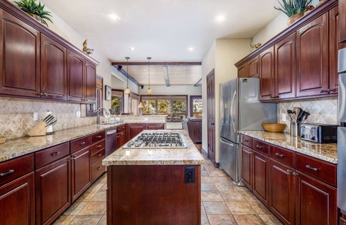 Highland Meadows Casa | Luxurious & Large - 3 Living Rooms, Private Hot Tub, Convenient to Free Bus