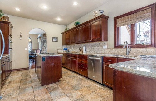 Highland Meadows Casa | Luxurious & Large - 3 Living Rooms, Private Hot Tub, Convenient to Free Bus