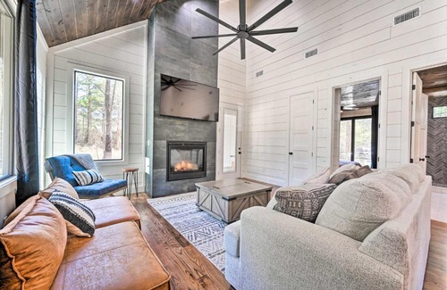 Hochatown Casa | Private Hot Tub, Outdoor Fireplace Broken Bow Gem