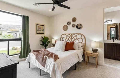 Hurricane Casa | Private Hot Tub, Patio, Mountain View!