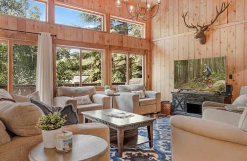 Vail Casa | Private Hot Tub, Pet Friendly, 2 Living Rooms, Kitchen Plus Kitchenette, On Shuttle Route