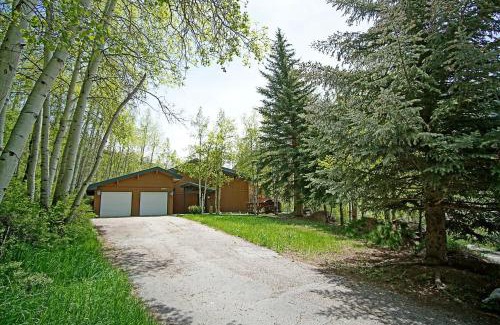 Vail Casa | Private Hot Tub, Pet Friendly, 2 Living Rooms, Kitchen Plus Kitchenette, On Shuttle Route