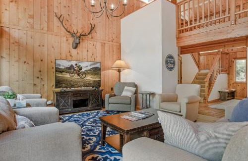 Vail Casa | Private Hot Tub, Pet Friendly, 2 Living Rooms, Kitchen Plus Kitchenette, On Shuttle Route