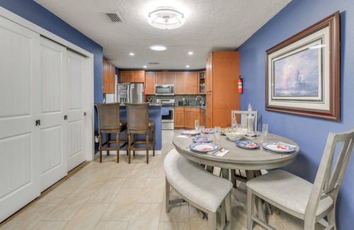 Bradenton Casa | Private Hot Tub, Pool & Yard: Modern Bradenton Gem