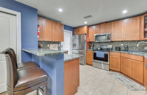 Bradenton Casa | Private Hot Tub, Pool & Yard: Modern Bradenton Gem