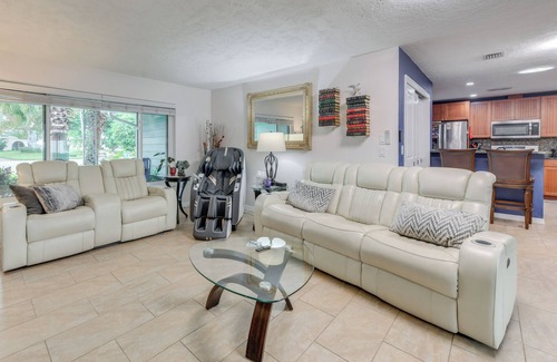 Bradenton Casa | Private Hot Tub, Pool & Yard: Modern Bradenton Gem