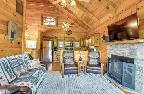Murphy Cabina | Private Hot Tub: Riverfront Cabin in Murphy
